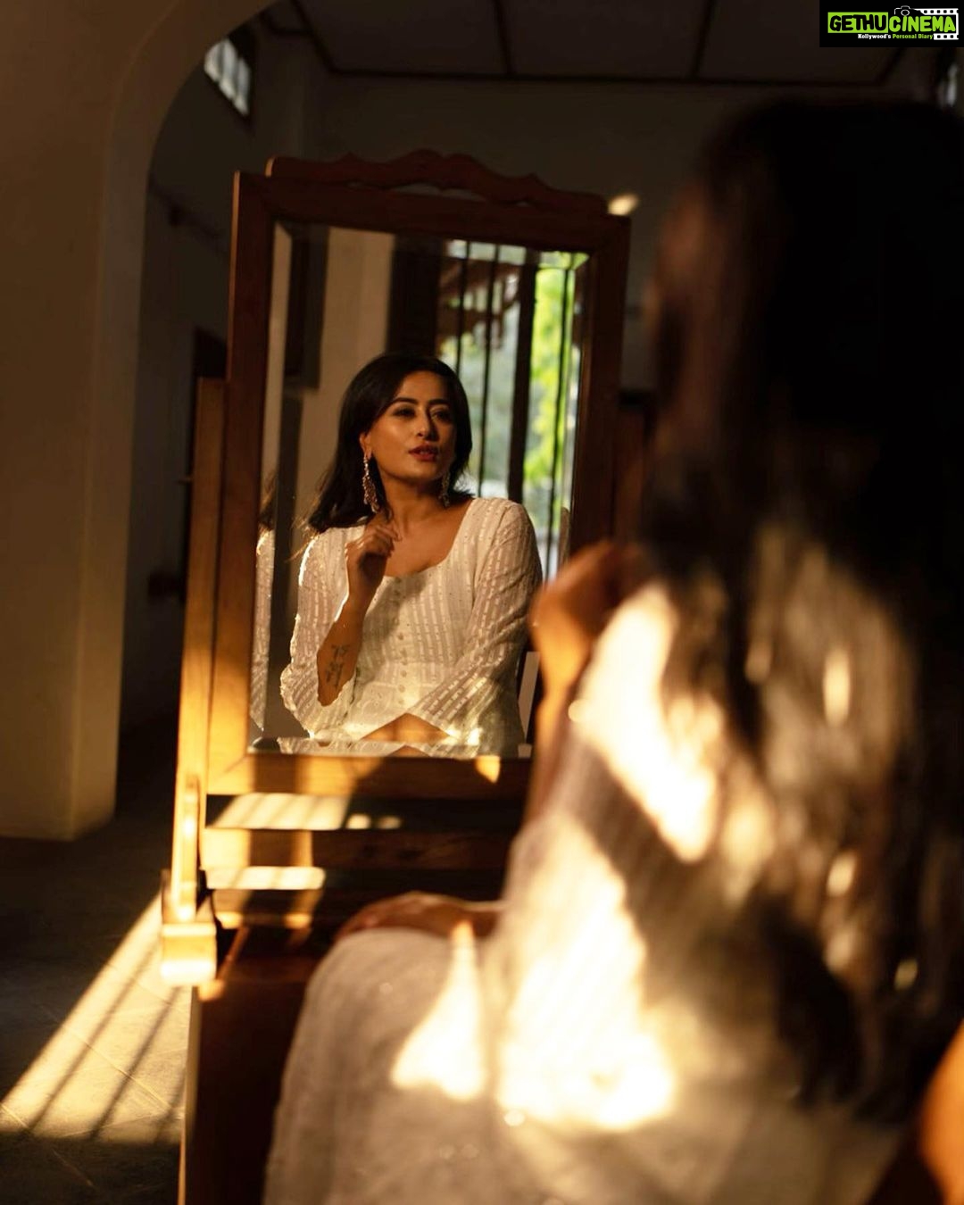 Nidhi Subbaiah Instagram - For the love of white 🤍 #mirrormirroronthewall Tap for creds 💫