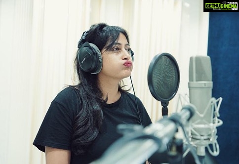 Nidhi Subbaiah Instagram - Dubbing moods! For #edagaiyeapaghatakkekarana Captured by @jtprateek Bangalore, India