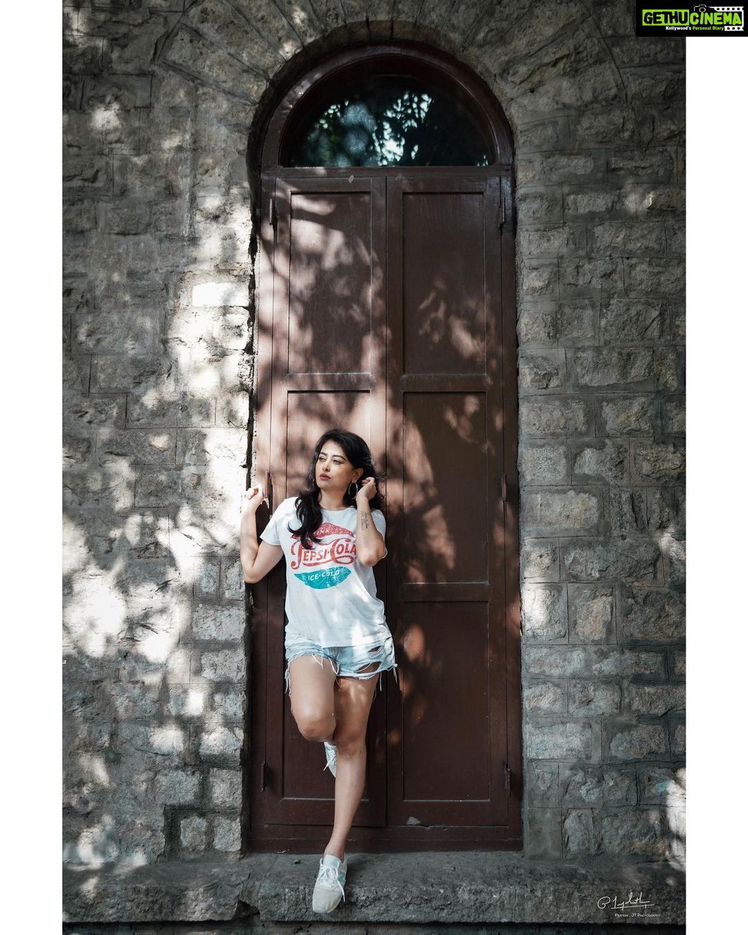 Nidhi Subbaiah Instagram - Unfazed by the noise ๐ ๐ธ : @jtprateek Hair n Makeup : @manju_makeover1 Happy vibe spreader : @raji_ratagal Canโt wait to share more pictures from this fun shoot ๐ค Bangalore, India