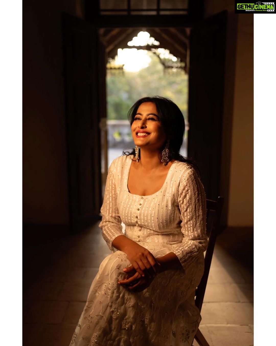Nidhi Subbaiah Instagram - Pic 1 - Why so serious ? Pic 2 - Let me just laugh till my eyes shut 😆 #laughandtheworldlaughswithyou
