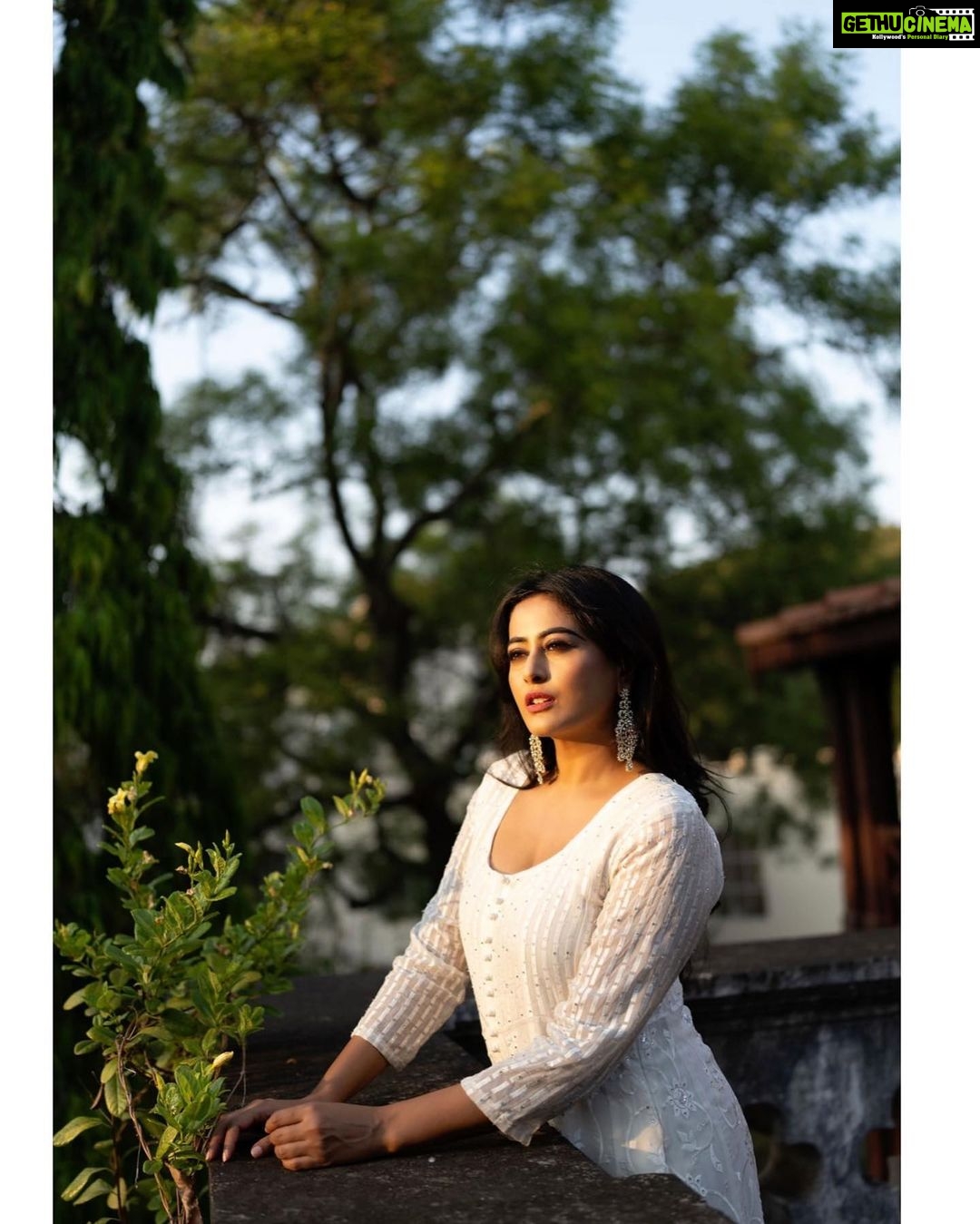 Nidhi Subbaiah Instagram - First or second ? 😚🤍