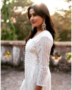 Nidhi Subbaiah Instagram - Anyone else see my halo? 😁 
#ihadyouathalo 🤍 
Tap for creds 🔆