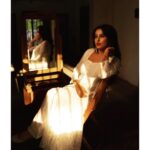 Nidhi Subbaiah Instagram - For the love of white 🤍 #mirrormirroronthewall Tap for creds 💫