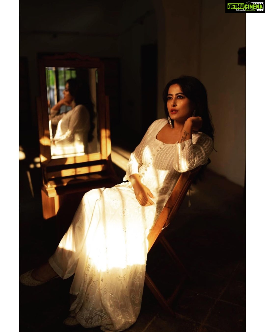 Nidhi Subbaiah Instagram - For the love of white 🤍 #mirrormirroronthewall Tap for creds 💫