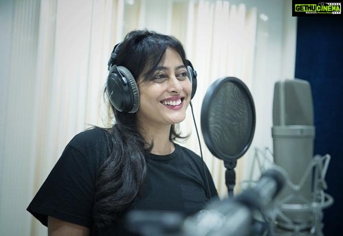 Nidhi Subbaiah Instagram - Dubbing moods! For #edagaiyeapaghatakkekarana Captured by @jtprateek Bangalore, India