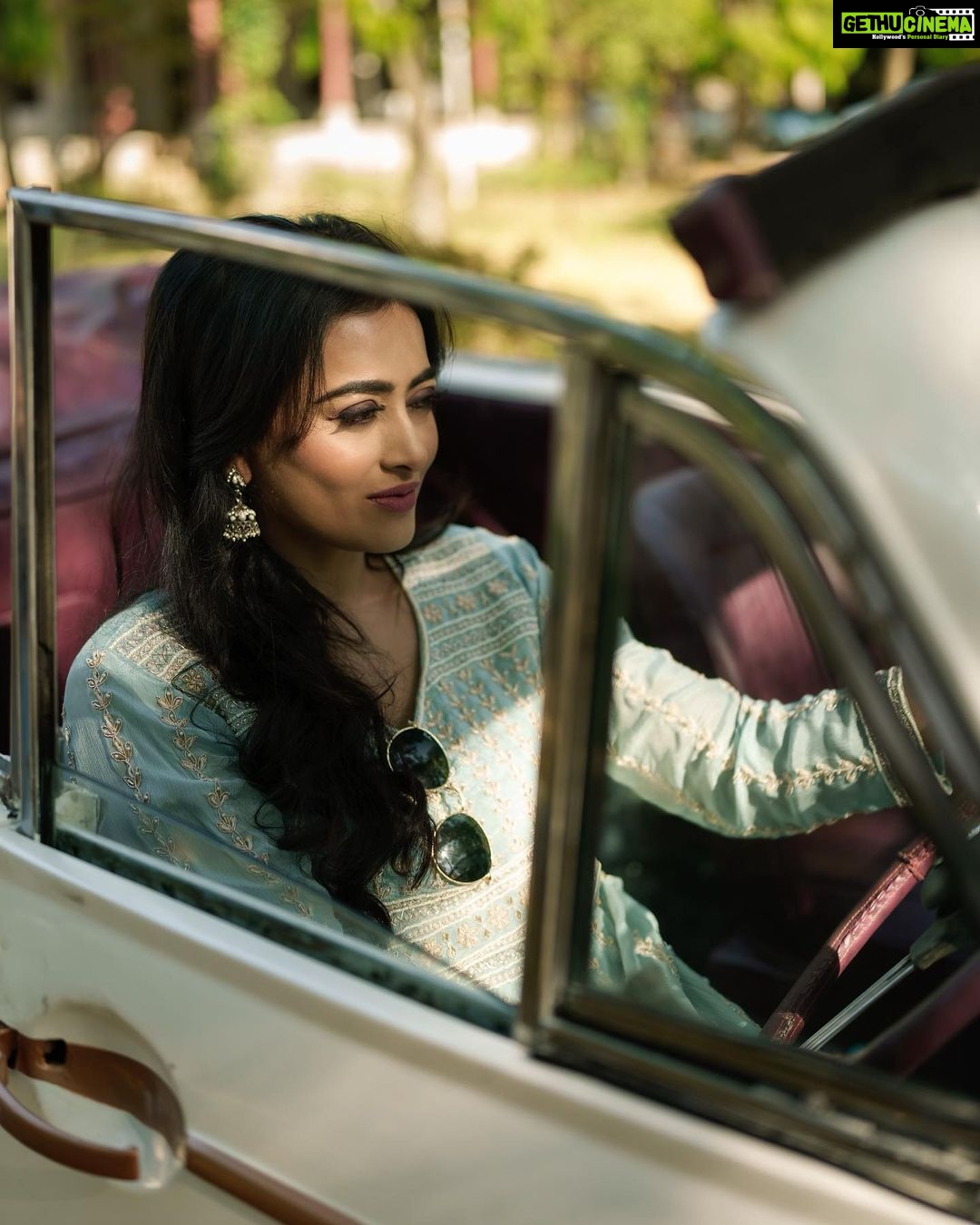 Nidhi Subbaiah Instagram - Who’s in the mood for a long drive with no real destination? 😍 For @thebadshaspride 📸 @ajay.j 💄 @makeoversbyamitha_lekha 📹 @nehachangappa