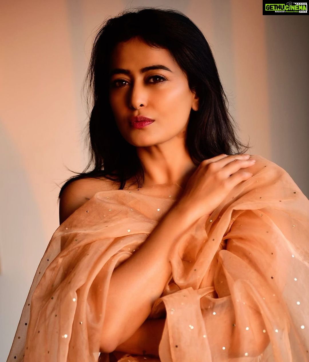 Nidhi Subbaiah Instagram - All for the gram 🤓 📸 @nim.is.hh 💄 @manju_makeover1 🤍