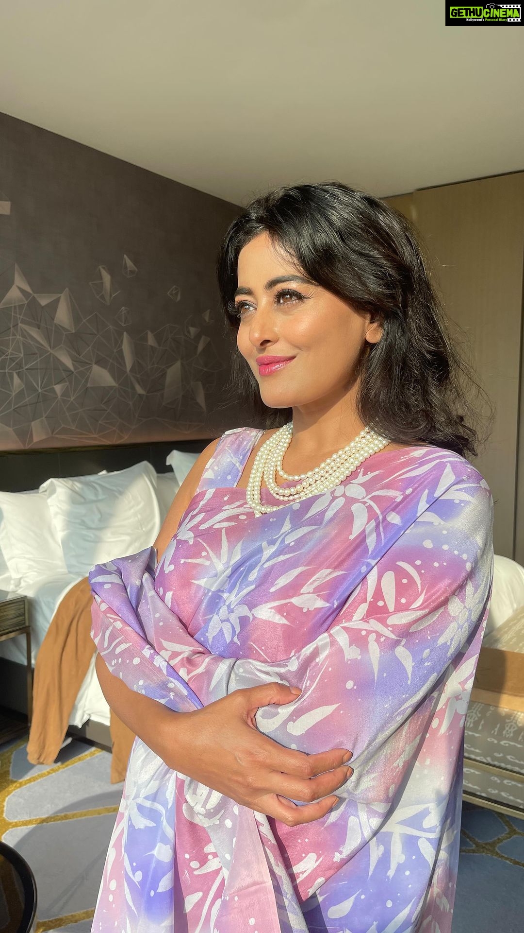 Nidhi Subbaiah Instagram - Foolin around before the @bangalore_times fashion week show! My awesome hair n makeup artist @makeoversbyamitha_lekha was so pleased with her work that she shot a million videos of me 🐥😊♥️ Four Seasons Hotel Bengaluru at Embassy One