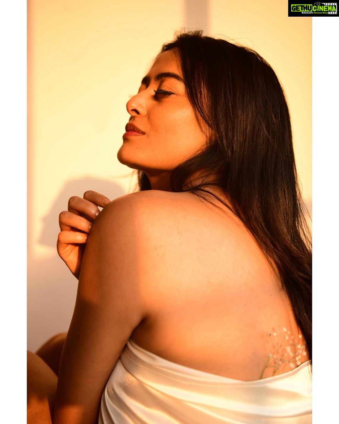 Nidhi Subbaiah Instagram - Here comes the sun ☀️ 📸 @nim.is.hh 💄 @manju_makeover1