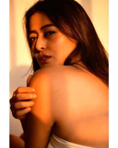 Nidhi Subbaiah Instagram - You radiate what rests in you ☀️
@nim.is.hh you magician ! Thankyou for shooting me like no one has before 🤍 Makeup Artist - @manju_makeover1 my pro in subtle makeup looks 🤍