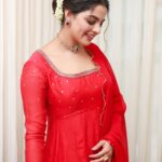 Nikhila Vimal Instagram - Happiness is having dimples! @kalaakaari @styledbysmiji @keyaa_by_kartika @sajithandsujith #mydimplesidereallyismygoodside 😁