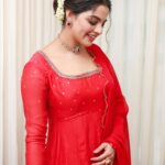 Nikhila Vimal Instagram – Happiness is having dimples!

@kalaakaari @styledbysmiji @keyaa_by_kartika @sajithandsujith 
#mydimplesidereallyismygoodside 😁