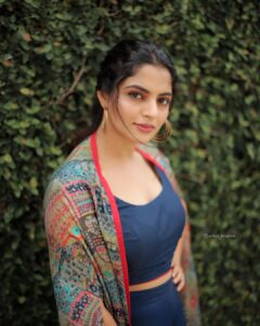 Nikhila Vimal Instagram - Rain or shine? 💫

Shot by @athul_krishna________ 
Wearing @sameerasaneeshkochi 
Hair &makeup @tinu_peter
