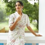 Nikhila Vimal Instagram - 🌸🌼🌹🪷🪻🌻🌼🌸 Saree: @surmaye_ Makeup: @femy_antony__ Photographer: @dxgphotographer @styling: @keerthysampath Jewellery: @divasmantra