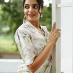 Nikhila Vimal Instagram - 🦩🦩🦩 Saree: @surmaye_ Makeup: @femy_antony__ Photographer: @dxgphotographer @styling: @keerthysampath Jewellery: @divasmantra