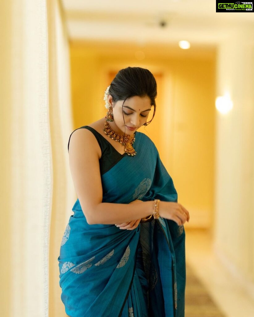 Nikhila Vimal Instagram - Love traditional? Welcome to the team 😃❤️ Costume : @avyaali Jewellery: @divasmantra @styling : @keerthysampath Makeup: @femy_antony__ Photographer: @kiransa
