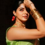 Nikhila Vimal Instagram - എല്ലാവർക്കും ഹൃദയം നിറഞ്ഞ ഓണാശംസകൾ🌾🌼🌸🌿🍀🌱🍃🌸🌼🌾 : Stylist : @asaniya_nazrin Photography : @vaffara_ Makeup : @unnips Outfit : @dhaga_ki_kahani