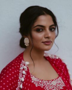 Nikhila Vimal Instagram - 💭♥️

#mathagampromotions #mathagamonhotstar 

Styling: @keerthysampath 
Photography: @aishwaryashok 
Makeup: @femy_antony__ 
Outfit : @pinkcitybysarika @itrhofficial 
Jewellery: @divasmantra