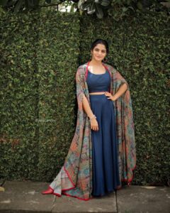 Nikhila Vimal Instagram - Rain or shine? 💫

Shot by @athul_krishna________ 
Wearing @sameerasaneeshkochi 
Hair &makeup @tinu_peter