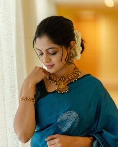 Nikhila Vimal Instagram - Love traditional? Welcome to the team 😃❤️

Costume : @avyaali 
Jewellery: @divasmantra 
@styling : @keerthysampath 
Makeup: @femy_antony__ 
Photographer: @kiransa