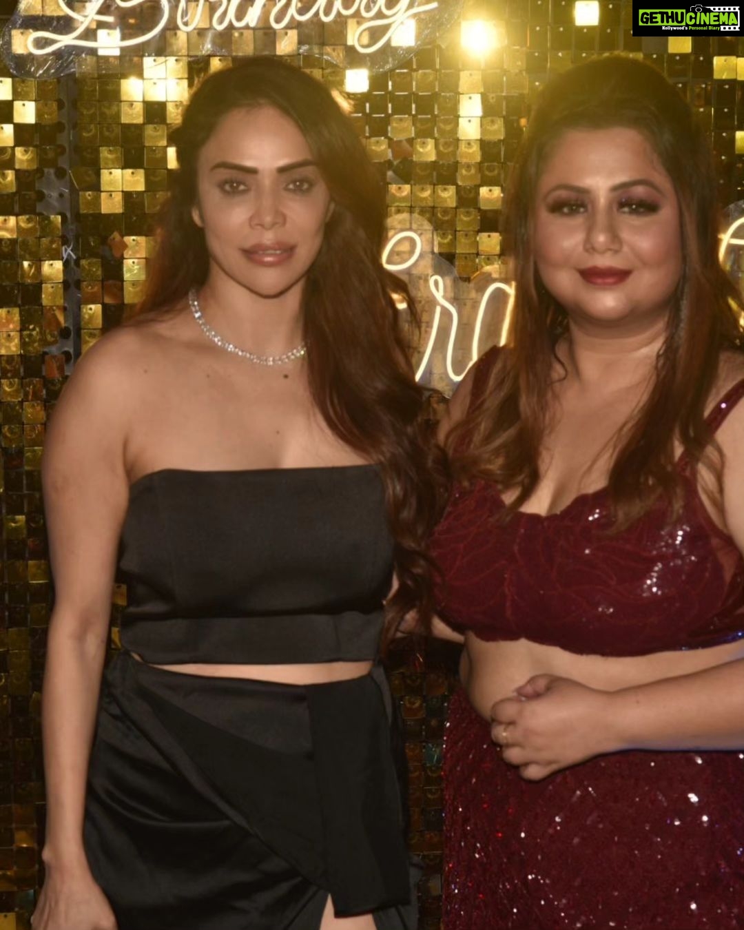 Nikita Rawal Instagram - Beautiful evning with beautiful people ❤️ #nikitarawal #aasthrawal #sisters #myppl #freinds #likefamily #move