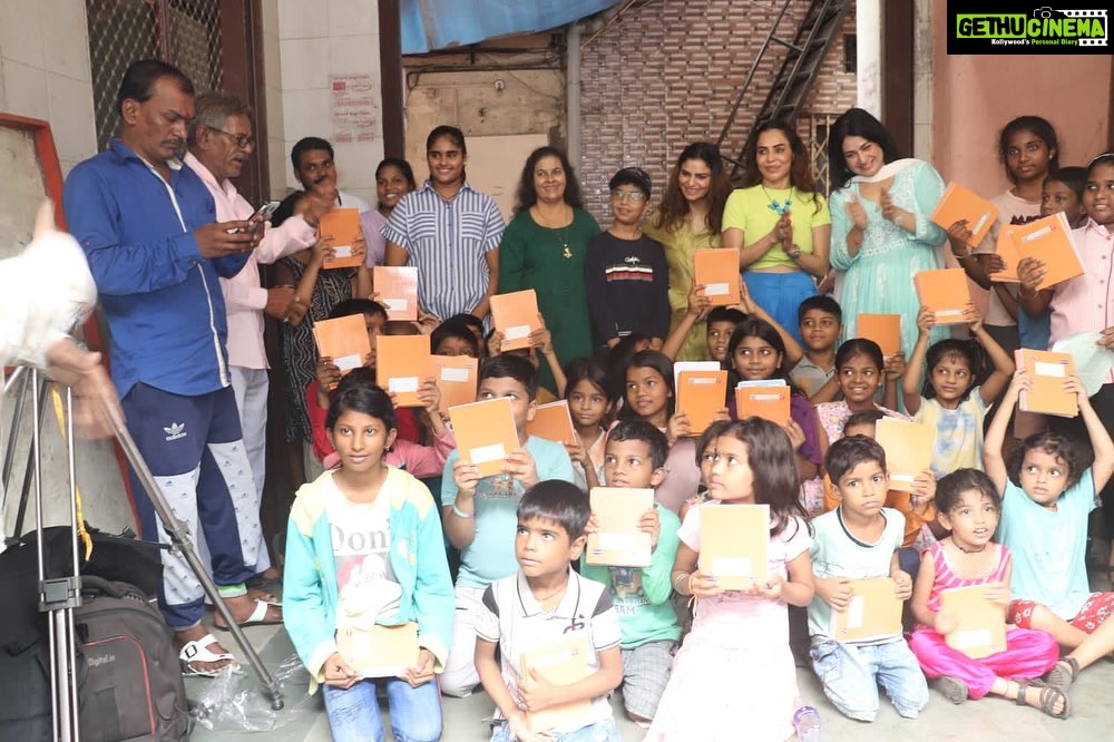 Nikita Rawal Instagram - BESTIES 👯‍♀️ AT THEIR BEST🤙 This is how I spent my friendship day, with my friends and my little friends❤️ Thanku dil se @aasthafoundation8 @nikita_rawal @itsaastharawal ✌🏼 Niki, Pari Jus love u for this moment 🤩 #bffgoals #bff #bffforever❤️ #love #peace #harmony #aastha #pakkhi #pakkhihegde #pakhi #pakhihegde #nikitarawal #aastharawal Had such a blessed day😇 Mumbai -city of Dreams