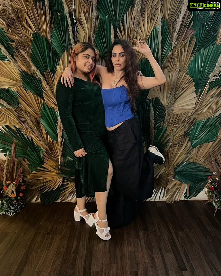 Nikita Rawal Instagram - Had beautiful time with my gang 😍😍 Happy birthday @namita_rajhans_ @lathiwalatasneem #gang #girls #evning