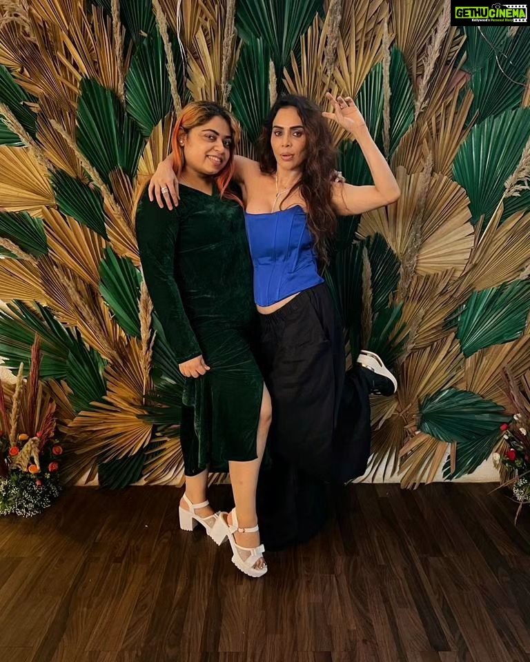Nikita Rawal Instagram - Had beautiful time with my gang 😍😍 Happy birthday @namita_rajhans_ @lathiwalatasneem #gang #girls #evning