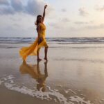 Nikita Rawal Instagram - Weekend vibes with ma favourite sea 🌊 #sea #sealife #weekand #mood #feelthelove #selflove #sunday #sundayfunday #nikitarawal