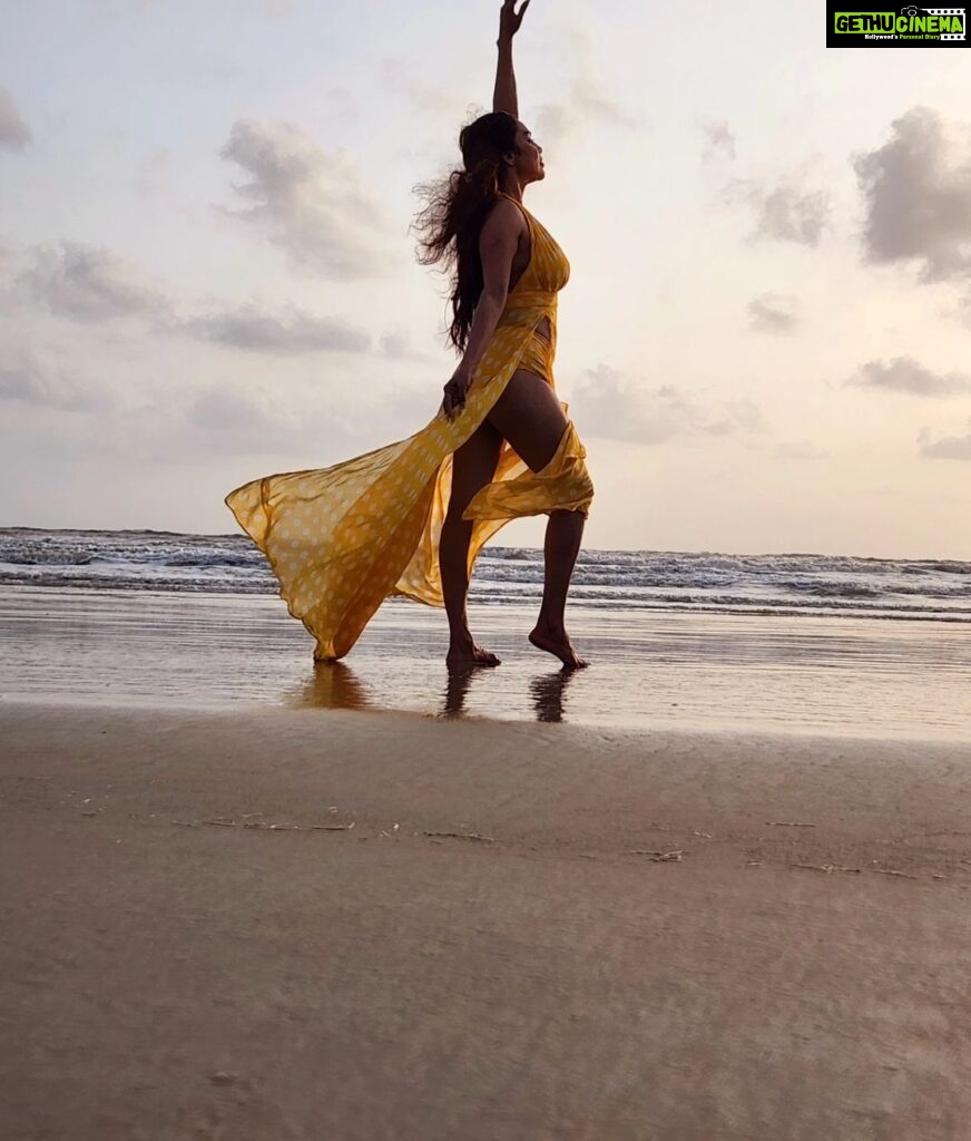 Nikita Rawal Instagram - Weekend vibes with ma favourite sea 🌊 #sea #sealife #weekand #mood #feelthelove #selflove #sunday #sundayfunday #nikitarawal