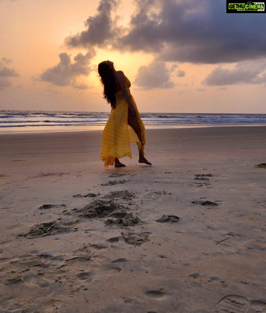 Nikita Rawal Instagram - Weekend vibes with ma favourite sea 🌊 #sea #sealife #weekand #mood #feelthelove #selflove #sunday #sundayfunday #nikitarawal