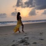Nikita Rawal Instagram - Weekend vibes with ma favourite sea 🌊 #sea #sealife #weekand #mood #feelthelove #selflove #sunday #sundayfunday #nikitarawal