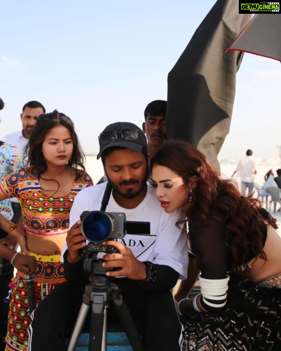 Nikita Rawal Instagram - Light, camera 📷 action 🎬 Some working moments ✨️ Coming soon #camera #nikitarawal #shooting #action #outdore