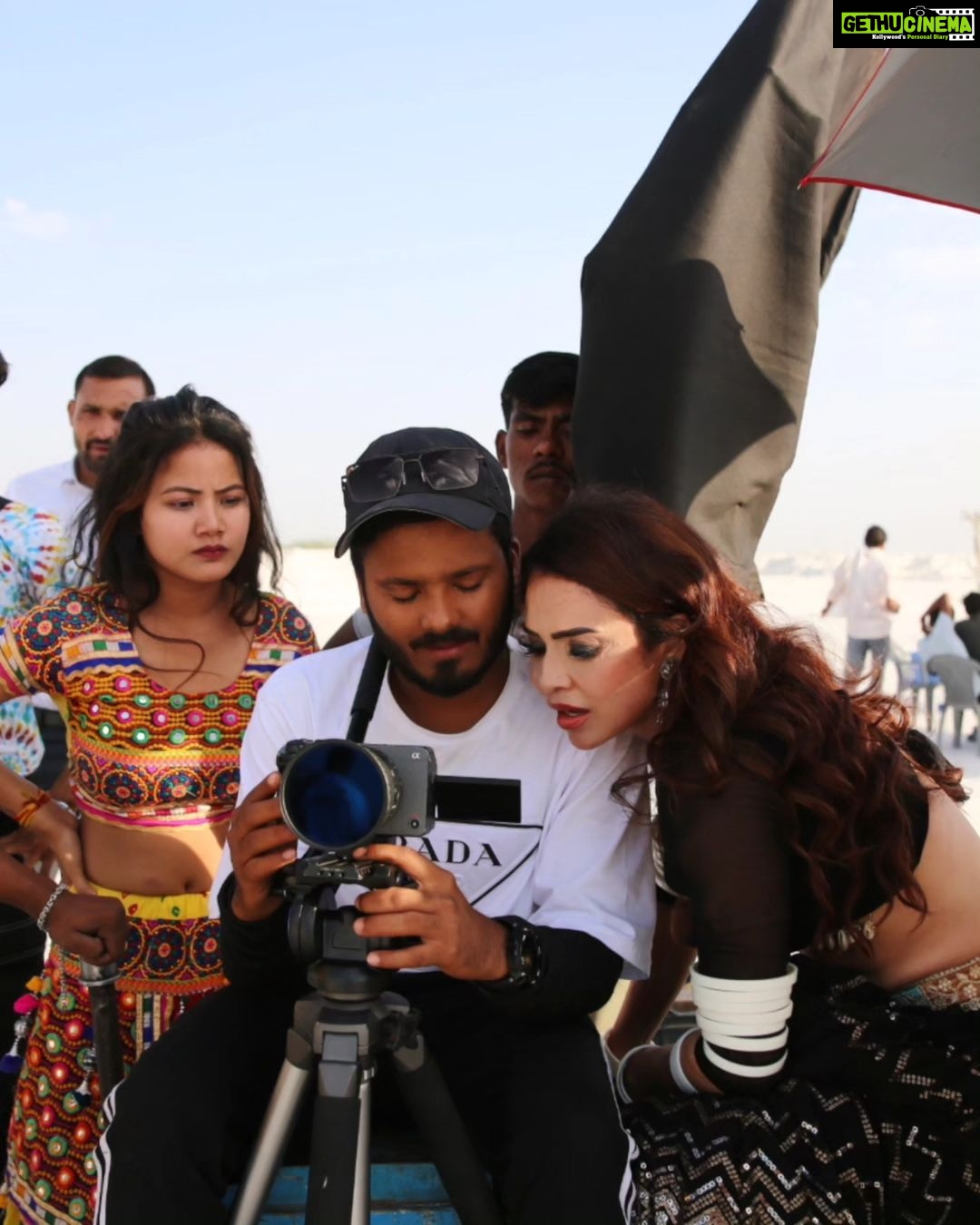 Nikita Rawal Instagram - Light, camera 📷 action 🎬 Some working moments ✨️ Coming soon #camera #nikitarawal #shooting #action #outdore