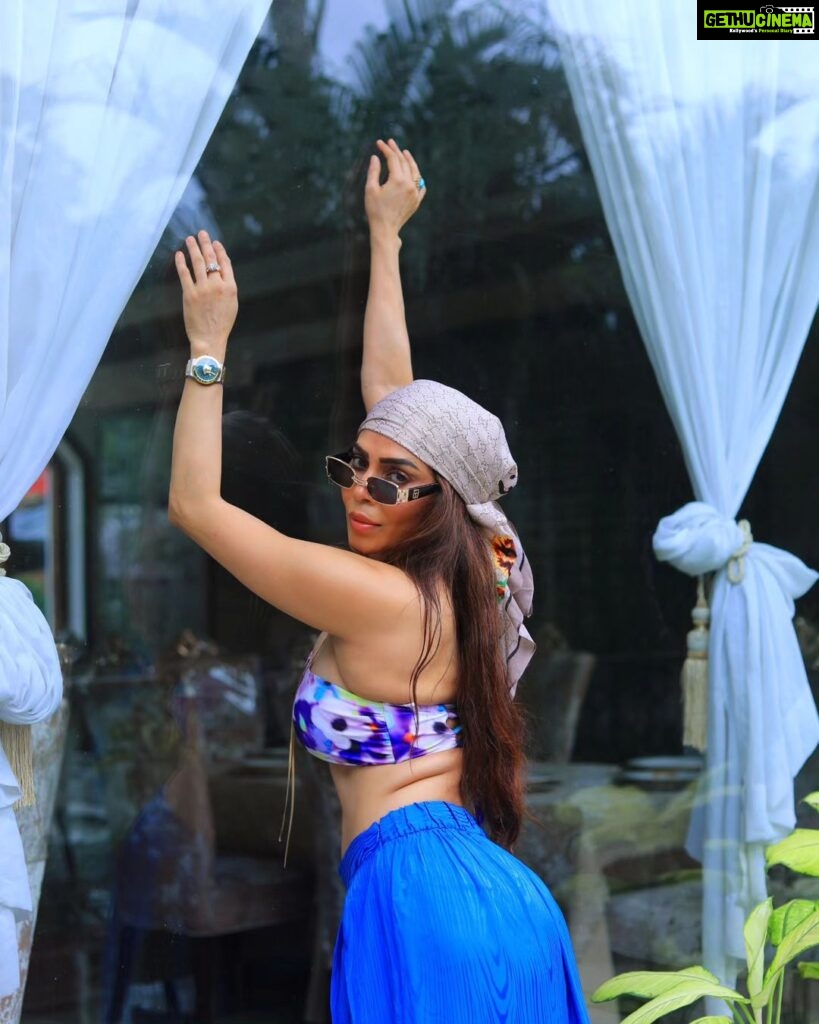 Nikita Rawal Instagram - It has finally arrived - that weekend vibe. . . . . #weekendvibes #hot #actress #postmalone #postoftheday #trending #nikita #nikitarawal