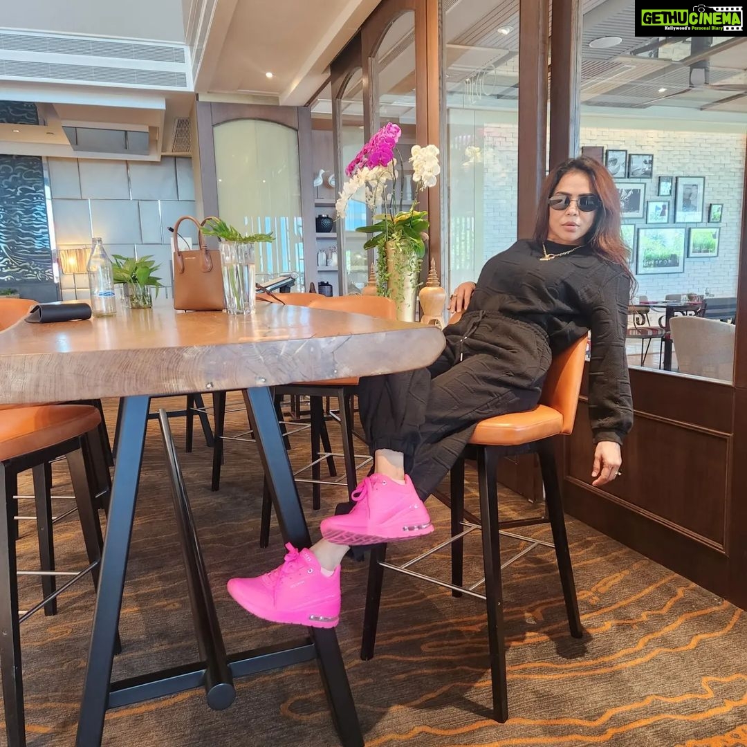 Nikita Rawal Instagram - Monday mood 😴 🖤 #monday #mondaymotivation #travel #travelblogger #travelphotography