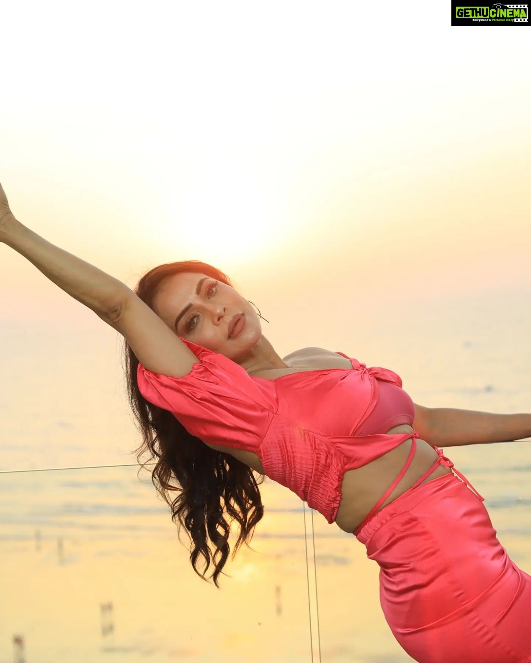 Nikita Rawal Instagram - Think pink 💗 @ansarireshma_makeup #nikitarawal #pink #pinkpinkpink #sunset #sunsetphotography #suns