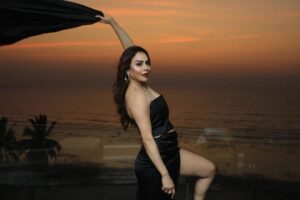 Nikita Rawal Instagram - And it's a weekend with a black magic 🎩 Makeup @ansarireshma_makeup Photos @madhurchouhan #nikitarawal #blackgirlmagic #black #shyshygirl #shyshydil #hotblackgirls