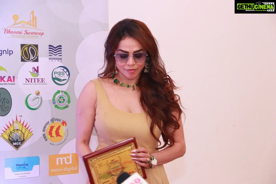 Nikita Rawal Instagram - Rashtriya abhiman puraskar 🙏 Feeling blessed ☺️ Thank you for so much love ❤️ @shimmerentertainment #nikita #nikitarawal #award #rashtriya #puraskar