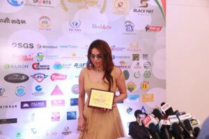 Nikita Rawal Instagram - Rashtriya abhiman puraskar 🙏 Feeling blessed ☺️ Thank you for so much love ❤️ @shimmerentertainment #nikita #nikitarawal #award #rashtriya #puraskar