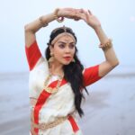 Nikita Rawal Instagram - May Maa Durga is there with us holding our hands at each and every difficult step of our lives to protect us and keep us safe. Warm wishes on Chaitra Navratri 🙏 #durga #navratri #navratrispecial #maa #makali #nikitarawal #shyshydil #shyshygirl Maa Kali Mandir