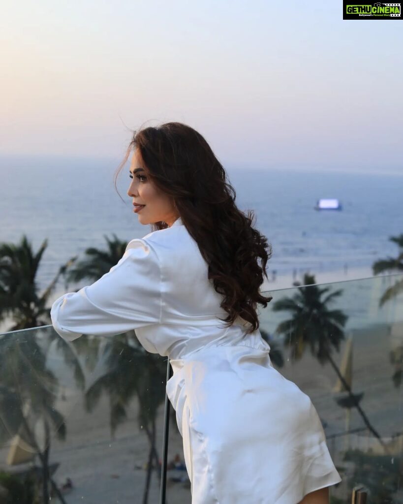 Nikita Rawal Instagram - “Don't look back. You'll miss what's in front of you. I don't look back. I'm like a shark – I only look forward.” #nikitarawal #positivevibes #only #love #star My Favorite Place