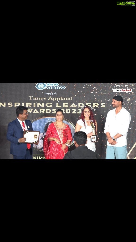 Nikita Rawal Instagram - Inspiring leaders award đ getting it from @harbhajan3 is truly inspiring â¨ď¸ . . . . #award #newsong2023 #actor #awardshow #songs #award2023 #publicfigure #harbhajansingh #influencer #proudmoment #proudparent #lovesongs #nikitarawal #gairchunliya