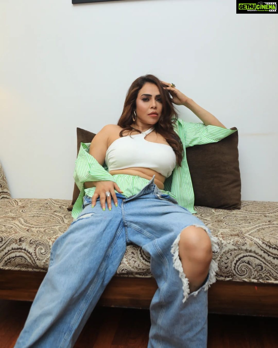 Nikita Rawal Instagram - Just in chill mood 😌 😎 #home #chilling #comfart #comfatableplace #relex