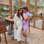 Nikita Rawal Instagram - “To the world you may be just one person, but to one person you may be the world.”❤❤ My half @pakkhihegde #frendship #freinds #freindshipgoals #together Kishore Kumar Bunglow