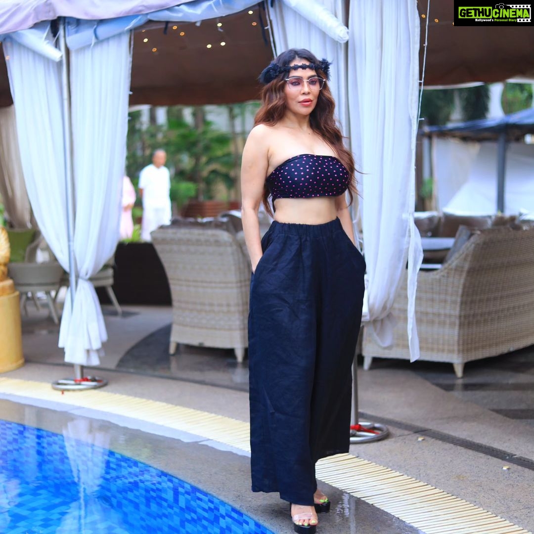 Nikita Rawal Instagram - I'm at my best when things are relaxed and easy-going. #nikitarawal #chilzone #relex #banjara #shoot
