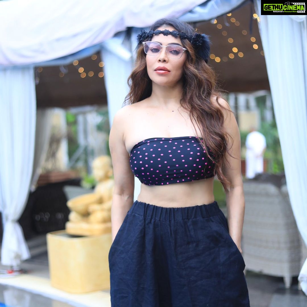 Nikita Rawal Instagram - I'm at my best when things are relaxed and easy-going. #nikitarawal #chilzone #relex #banjara #shoot