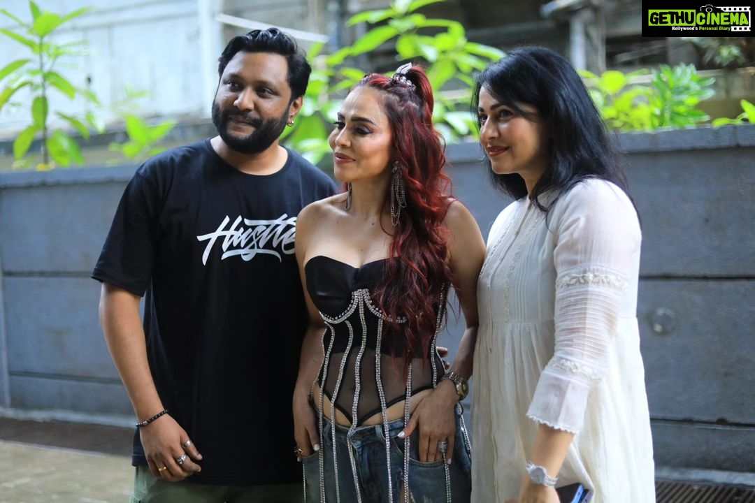 Nikita Rawal Instagram - Pica from gair chun liya night 💔♥️ @itsaastharawal @deepaktijoriteam @rajivthakur007 @restykamboj @habib17m #gairchunliya #nikitarawal #aastharawal #songlaunch #newsong #tranding