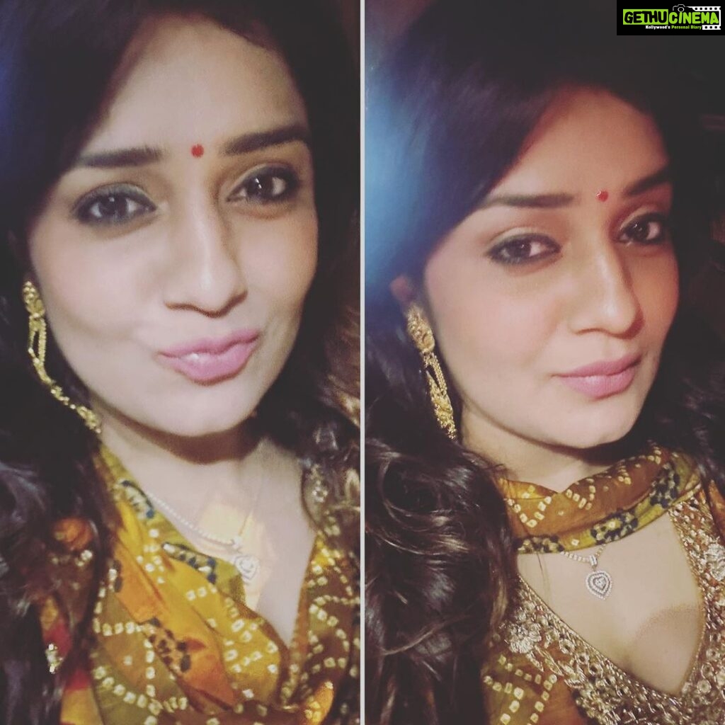 Nikita Thukral Instagram - Which one u like the naughty me expression or simple me expression. Waiting for for comments. #actresslife #blessedlife #loveforfashion #indianwear