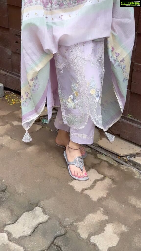 Nikita Thukral Instagram - My look for this morning at the Gurudwara. Look done by @jasmyrraofficial easy breeze soft cotton designer suits perfect for this festival. #kannadaactress #jasmyrracreations #jasmyrraofficial #loveforpurple💜 #lawnsuitsinindia #toriburchshoes slippers this season colour.